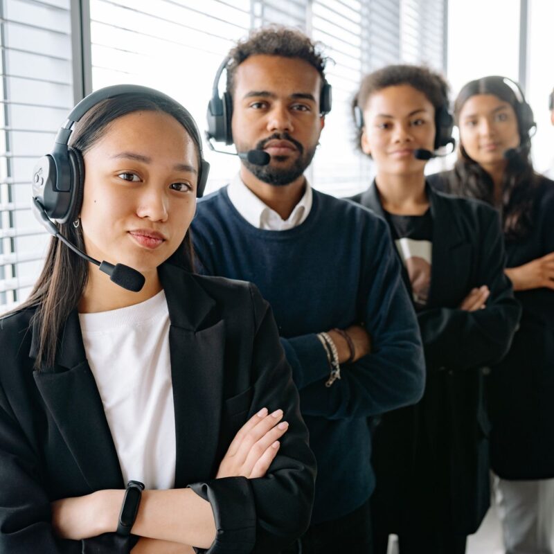 Equipe de vendas usando múltiplos atendentes whatsapp consórcio no mesmo número