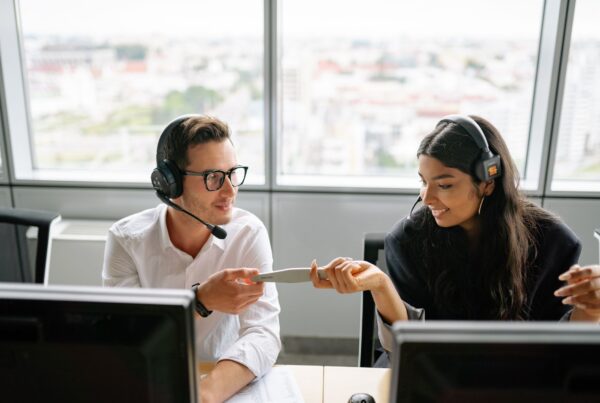 Equipe de atendimento organizando múltiplos atendentes whatsapp contabilidade no escritório