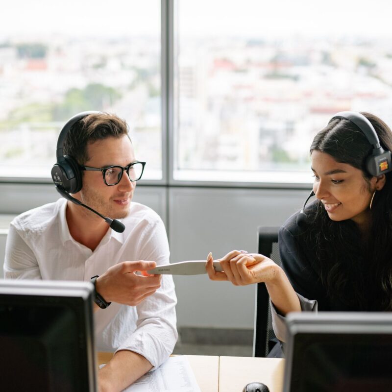 Equipe de atendimento organizando múltiplos atendentes whatsapp contabilidade no escritório