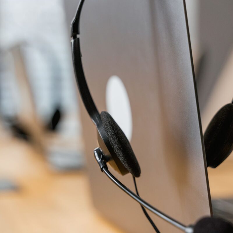 Headset de atendente representando múltiplos atendentes whatsapp e-commerce