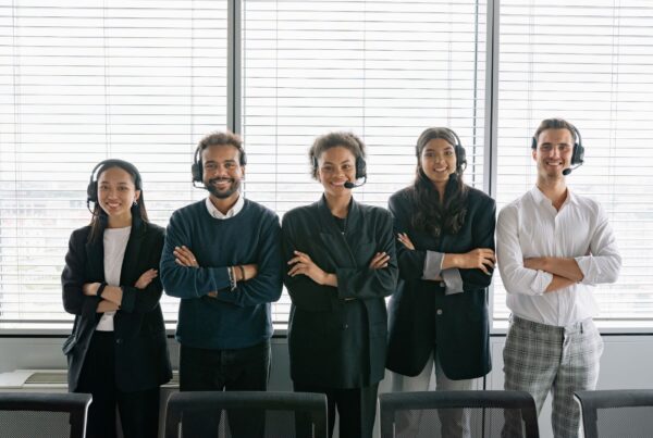 Equipe de atendimento sorrindo, representando múltiplos atendentes whatsapp pet shop no mesmo número