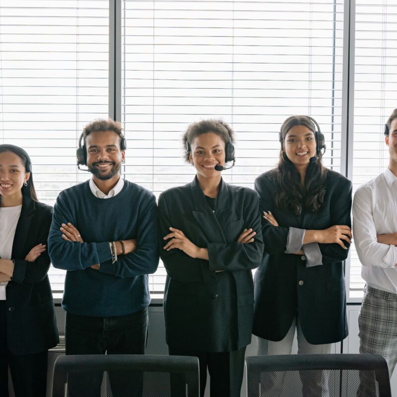 Equipe de atendimento sorrindo, representando múltiplos atendentes whatsapp pet shop no mesmo número