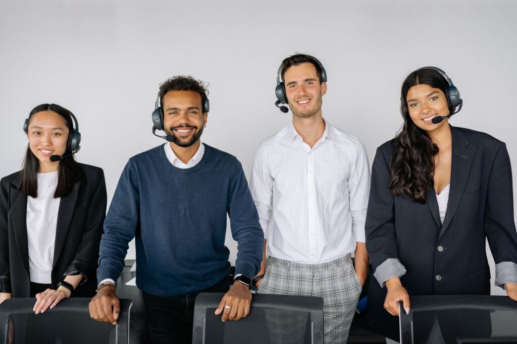 svg+xml;charset=utf em Zappy - ChatBot e Inteligência Artificial no WhatsApp API Oficial Equipe de múltiplos atendentes whatsapp secretaria escolar usando headset no atendimento