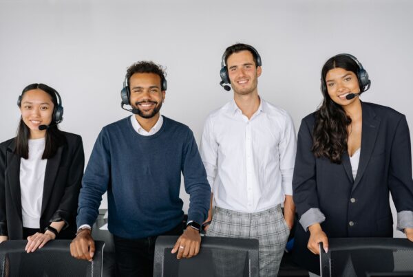 Equipe de múltiplos atendentes whatsapp secretaria escolar usando headset no atendimento