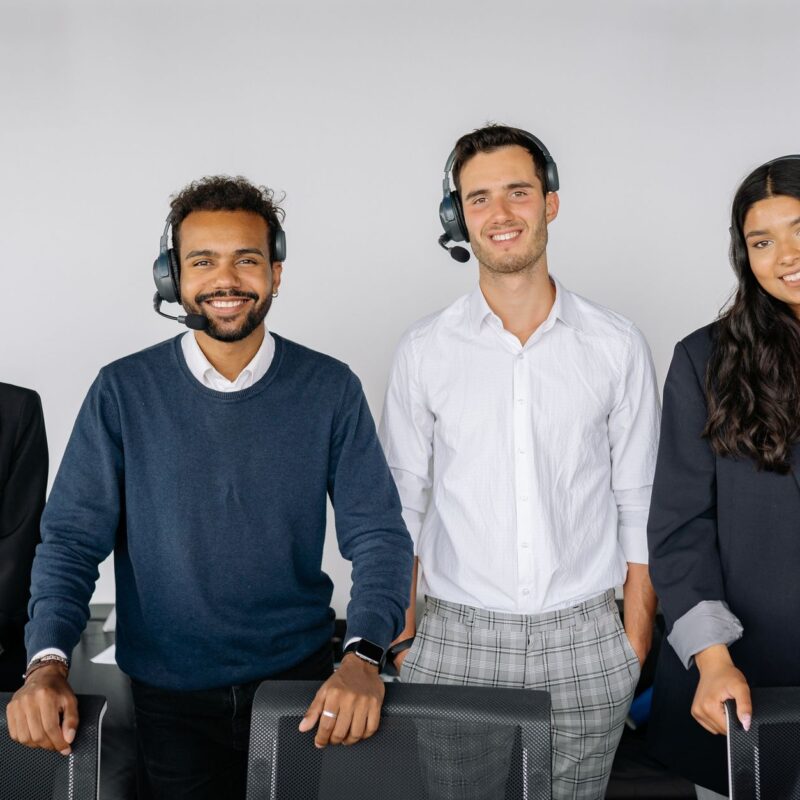 Equipe de múltiplos atendentes whatsapp secretaria escolar usando headset no atendimento