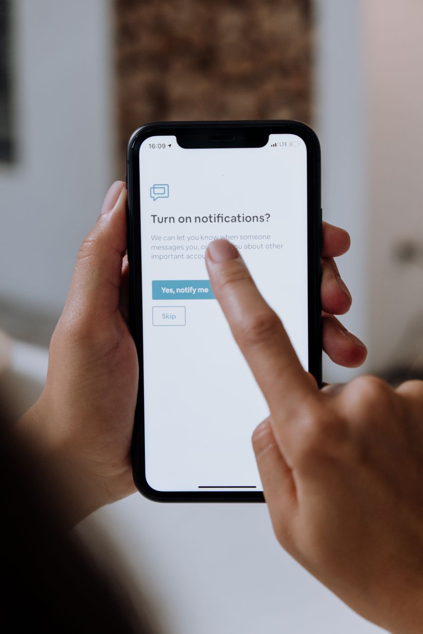 Pessoa conferindo no celular as novidades da atualização do WhatsApp Business 2026