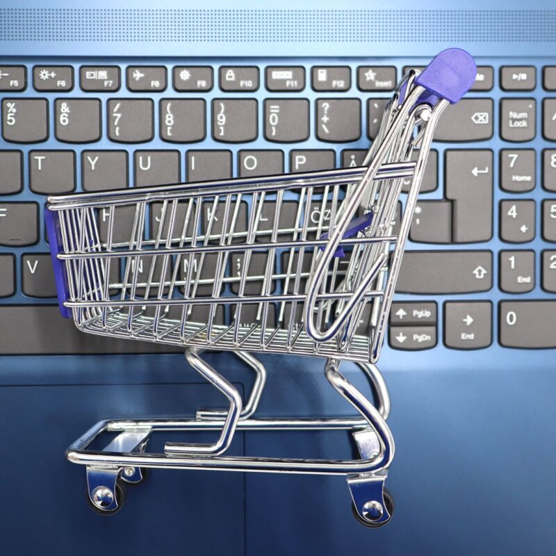 Carrinho de compras em miniatura sobre teclado, tema nuvemshop integração whatsapp