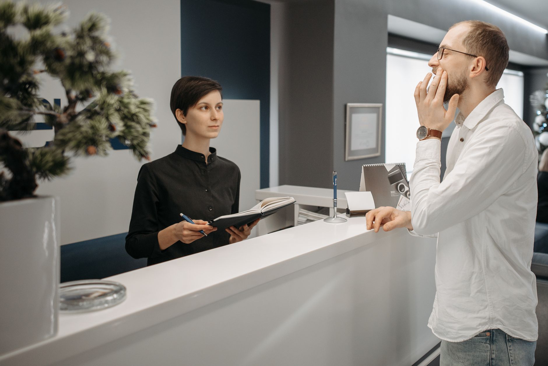 paciente agendando consulta recepcao clinica em Chatbot para Agendamento de Consultas Médicas: Como Funciona Paciente agendando consulta na recepção de uma clínica médica