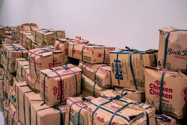 Caixas empilhadas em depósito representando o pós-venda whatsapp e-commerce