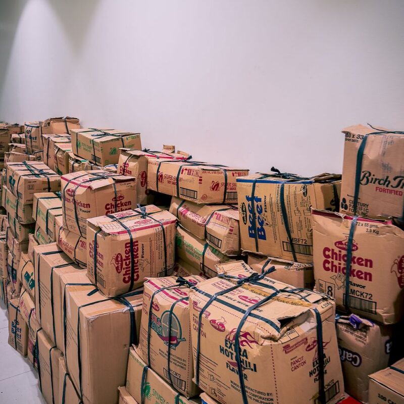 Caixas empilhadas em depósito representando o pós-venda whatsapp e-commerce