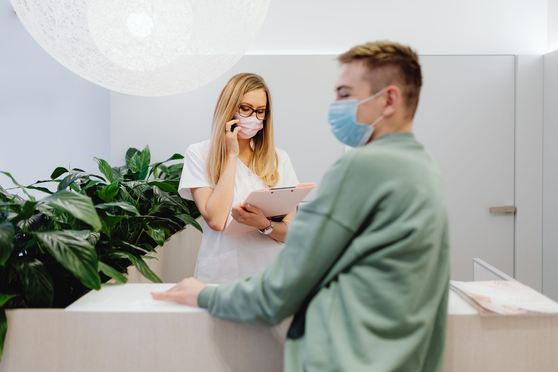 recepcao clinica nova paciente atendimento em Como Captar Novos Pacientes pelo WhatsApp para Clínicas Médicas Recepção de clínica recebendo um novo paciente com atendimento acolhedor