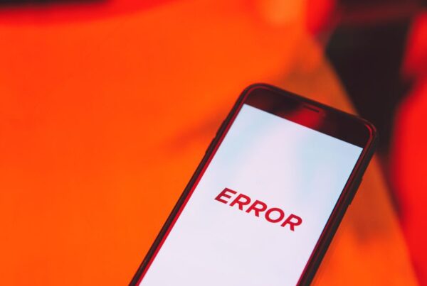 Smartphone exibindo mensagem de erro, ilustrando conta do WhatsApp banida que precisa ser recuperada