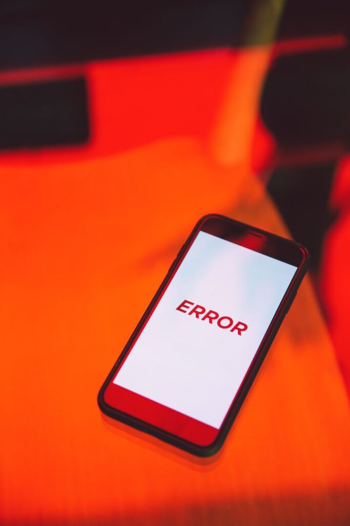 Smartphone exibindo mensagem de erro, ilustrando conta do WhatsApp banida que precisa ser recuperada