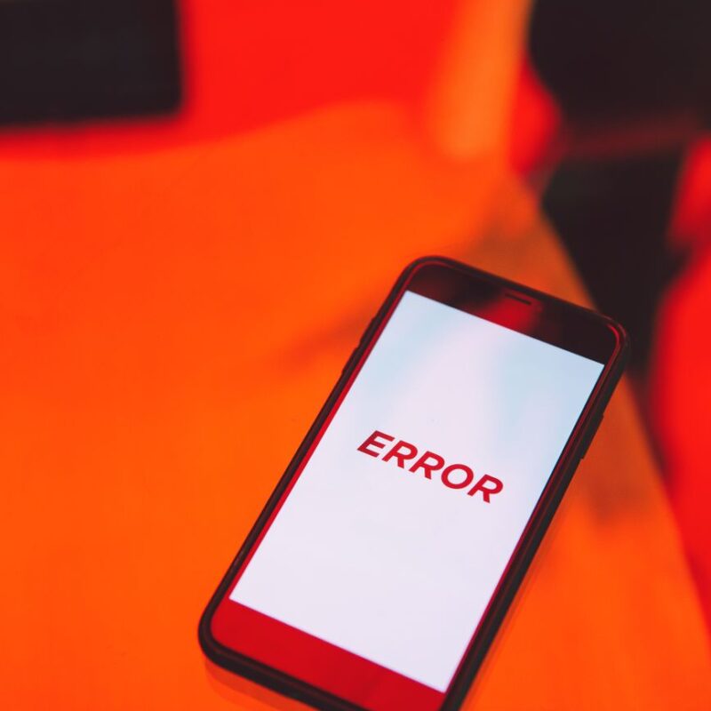 Smartphone exibindo mensagem de erro, ilustrando conta do WhatsApp banida que precisa ser recuperada