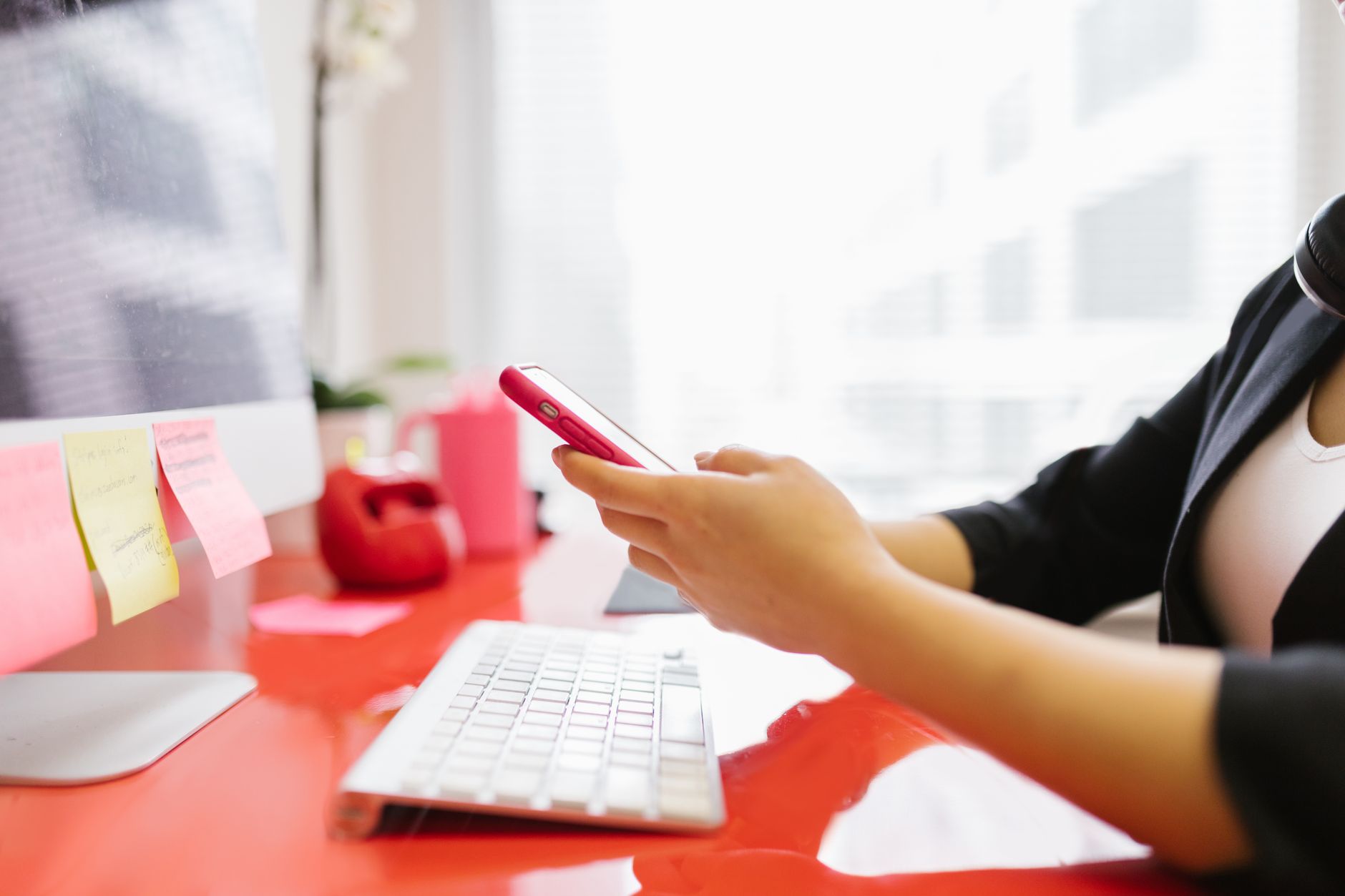 resposta rapida whatsapp clinica estetica em Como Captar Novas Clientes pelo WhatsApp para Clínicas de Estética Profissional respondendo mensagens rapidamente no celular da clínica de estética