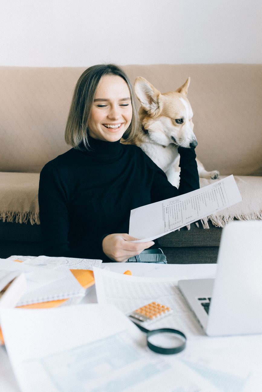 tutora cachorro documentos cadastro pet shop em LGPD para Pet Shops: Como Automatizar o Atendimento com Segurança Tutora com cachorro preenchendo cadastro de dados em um pet shop