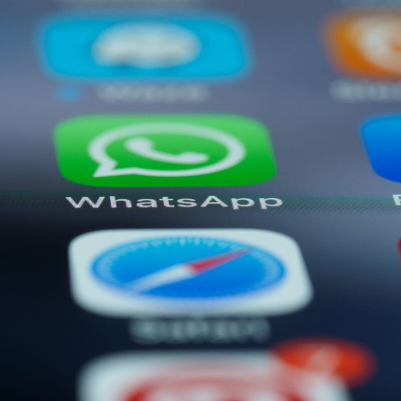 Tela de smartphone mostrando whatsapp api oficial clínica estética em uso