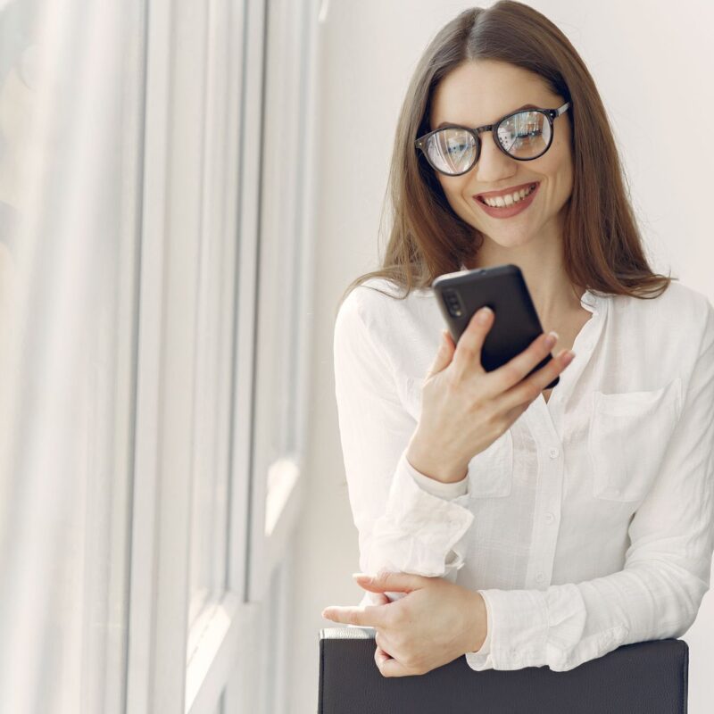 Profissional usando smartphone com aplicativo de mensagens representando whatsapp api oficial contabilidade
