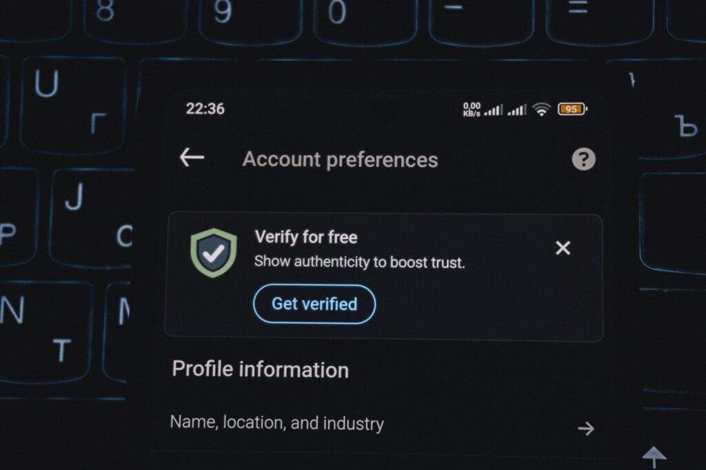 svg+xml;charset=utf em Zappy - ChatBot e Inteligência Artificial no WhatsApp API Oficial Tela de celular mostrando verificação de conta, representando whatsapp api oficial para educação