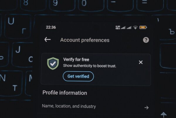 Tela de celular mostrando verificação de conta, representando whatsapp api oficial para educação