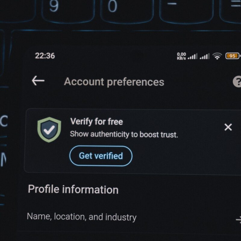Tela de celular mostrando verificação de conta, representando whatsapp api oficial para educação