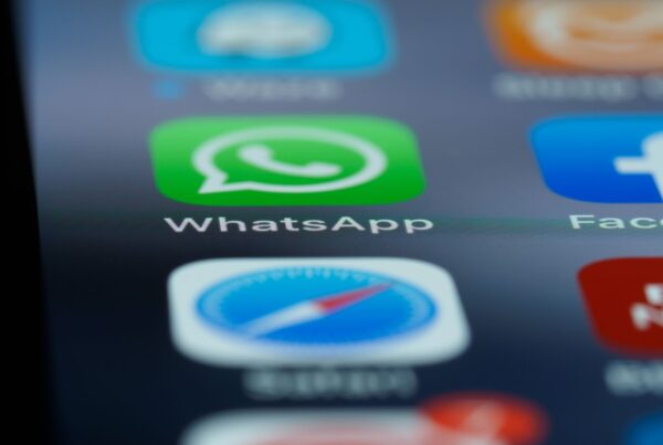 Tela de celular com aplicativo WhatsApp, representando a whatsapp api oficial pet shop em uso