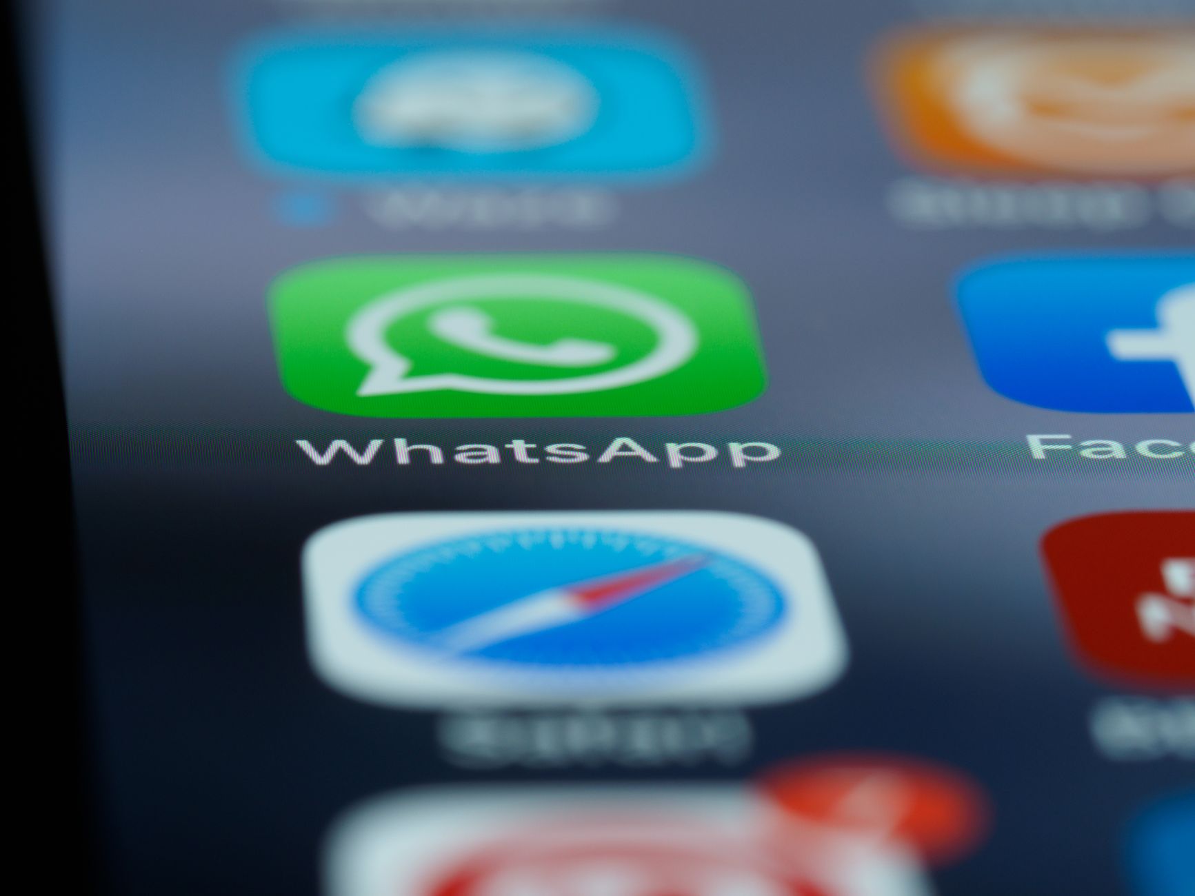 whatsapp api oficial pet shop smartphone em WhatsApp API Oficial para Pet Shops: Por Que Migrar do WhatsApp Business Tela de celular com aplicativo WhatsApp, representando a whatsapp api oficial pet shop em uso
