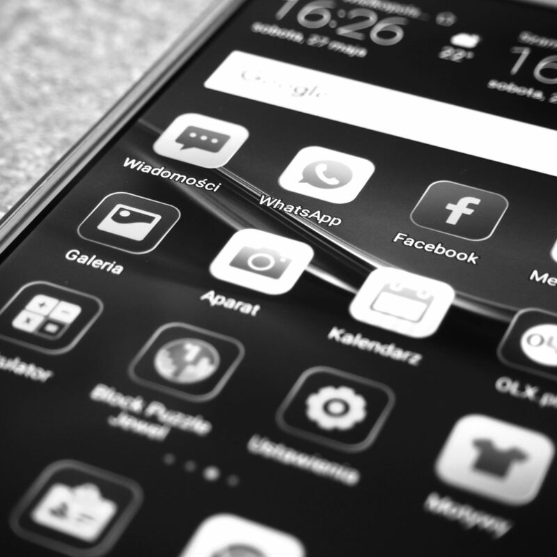 Smartphone com aplicativo whatsapp api oficial revenda de automóveis