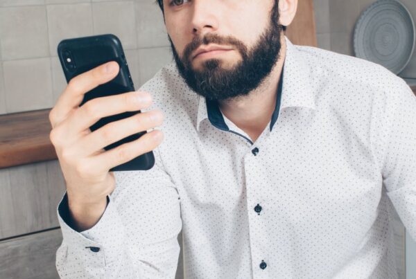 Pessoa frustrada olhando para o celular, ilustrando problema de WhatsApp que não abre