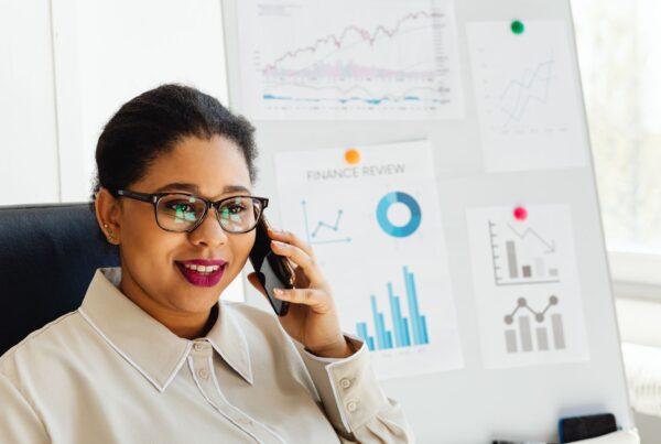 Consultora usando WhatsApp para consultores de consórcio no atendimento a clientes