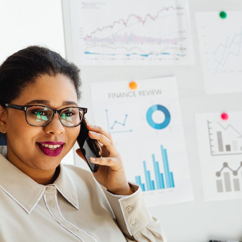 Consultora usando WhatsApp para consultores de consórcio no atendimento a clientes