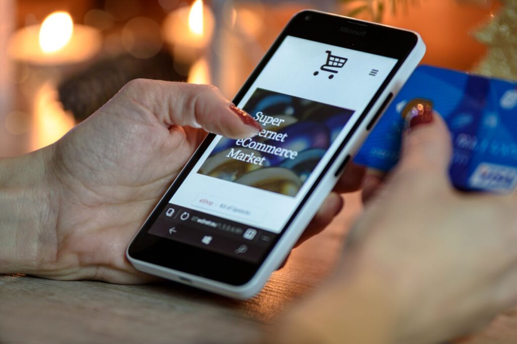 Cliente fazendo compra online pelo celular, ilustrando o whatsapp para e-commerce
