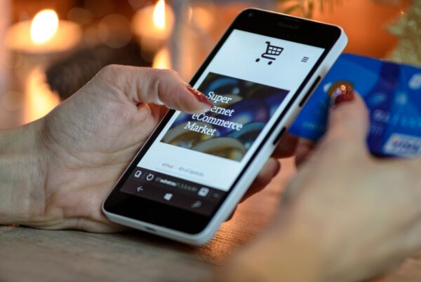 Cliente fazendo compra online pelo celular, ilustrando o whatsapp para e-commerce