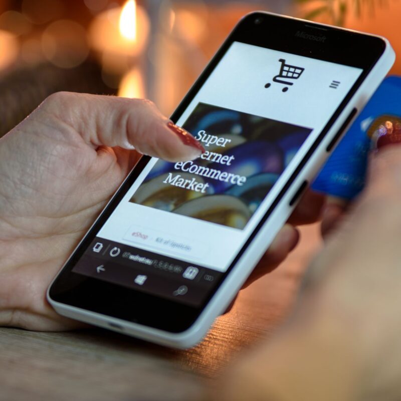 Cliente fazendo compra online pelo celular, ilustrando o whatsapp para e-commerce
