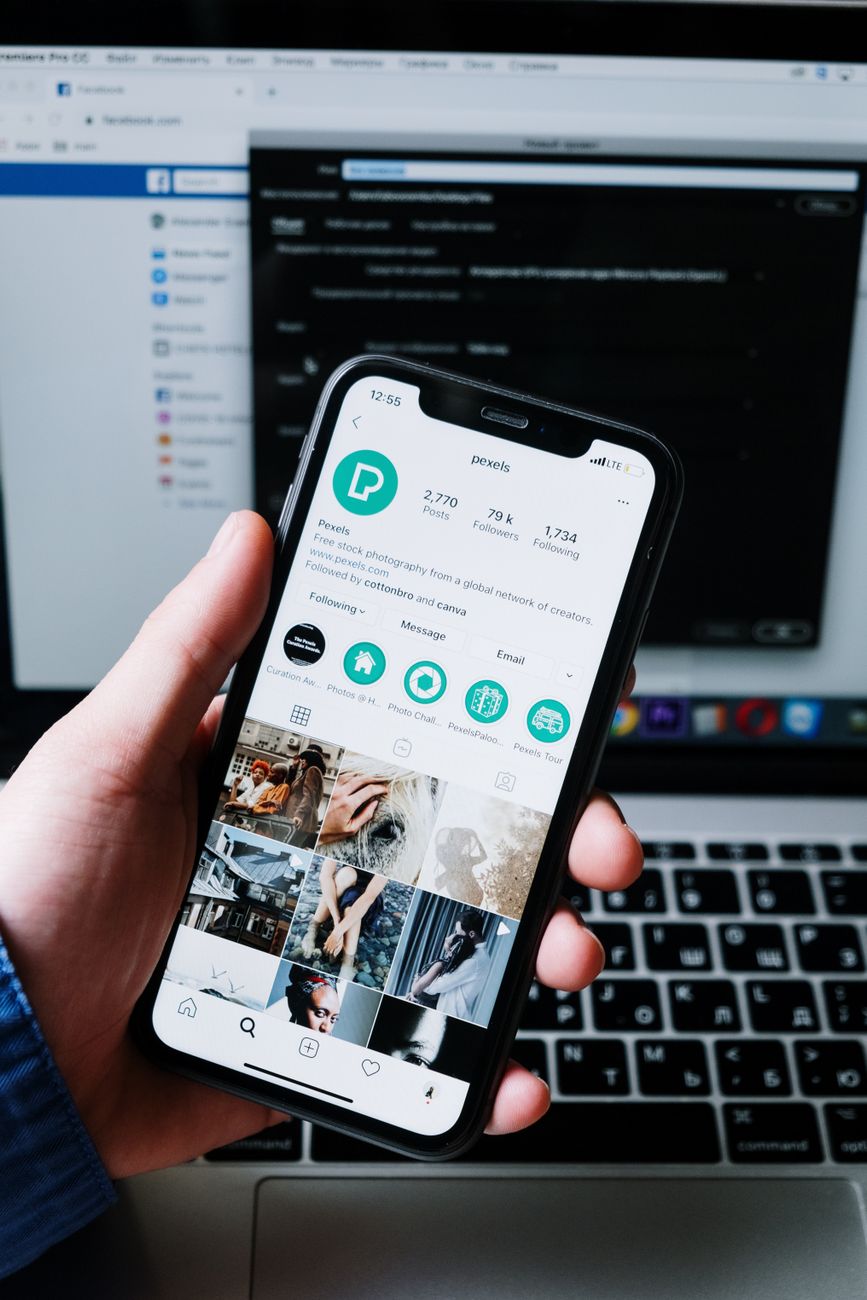 Pessoa segurando smartphone com aplicativo de rede social representando atendimento automatizado
