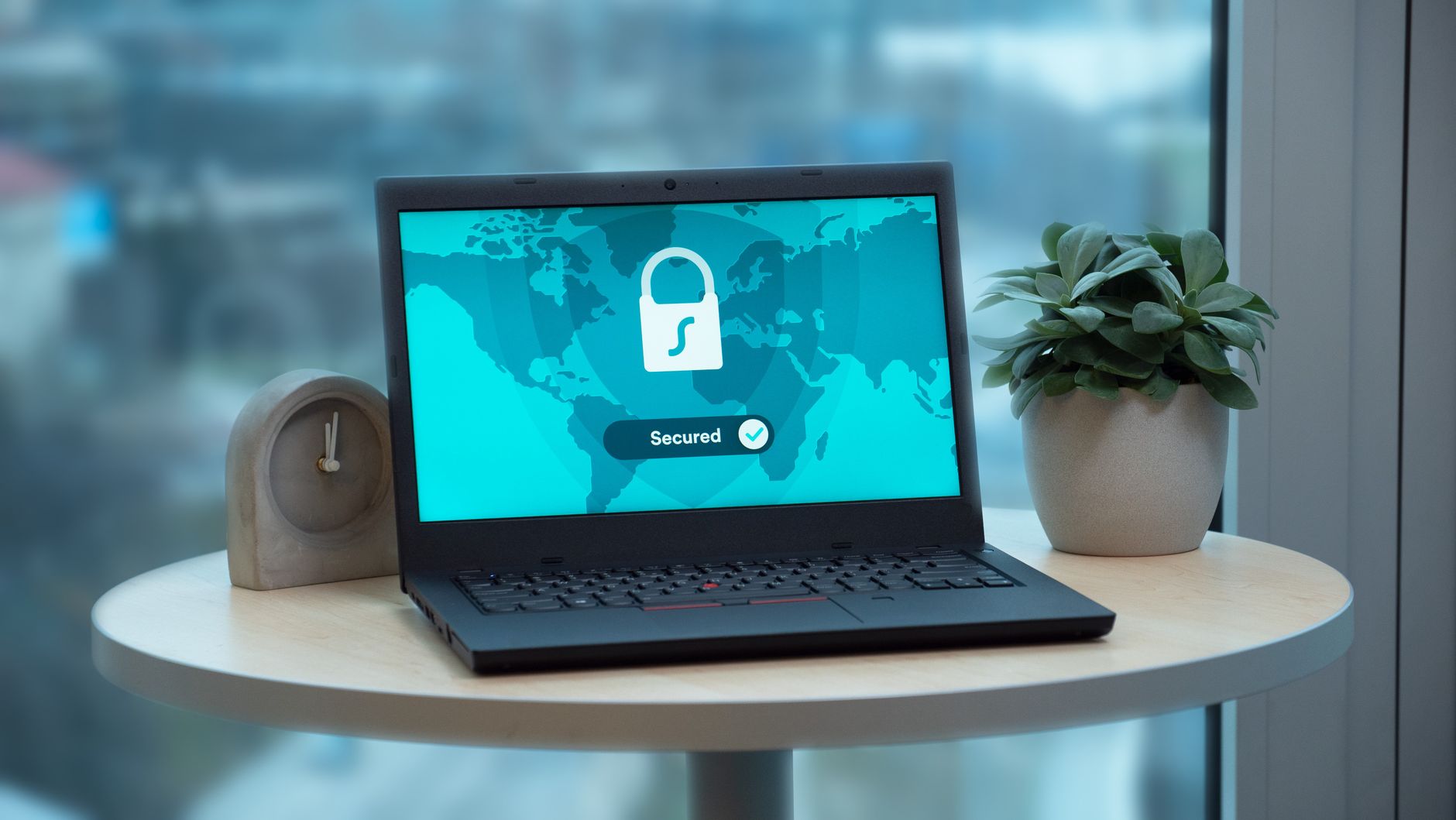 Notebook com ícone de segurança representando auditoria e conformidade de agentes de IA