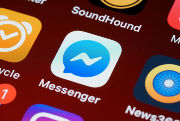 Botões interativos no WhatsApp API Oficial na tela de um smartphone