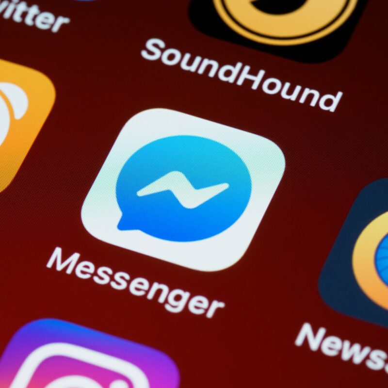 Botões interativos no WhatsApp API Oficial na tela de um smartphone