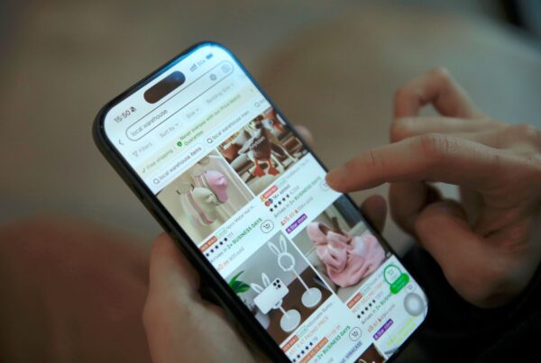 Catálogo de produtos no WhatsApp API Oficial exibido na tela do celular