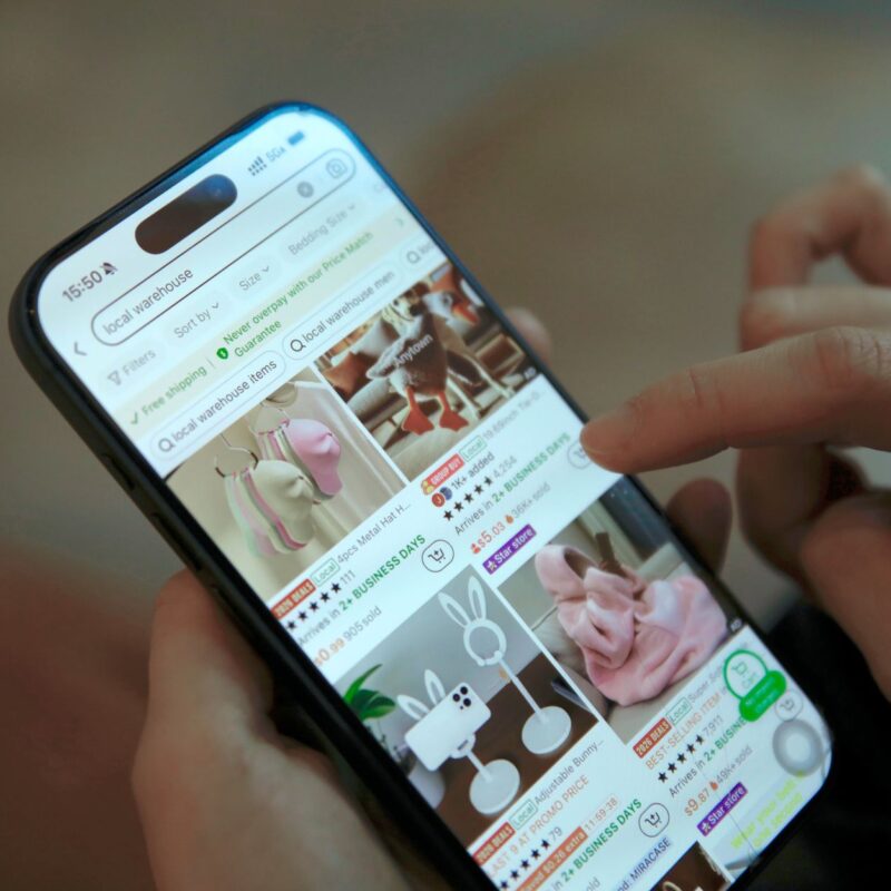 Catálogo de produtos no WhatsApp API Oficial exibido na tela do celular