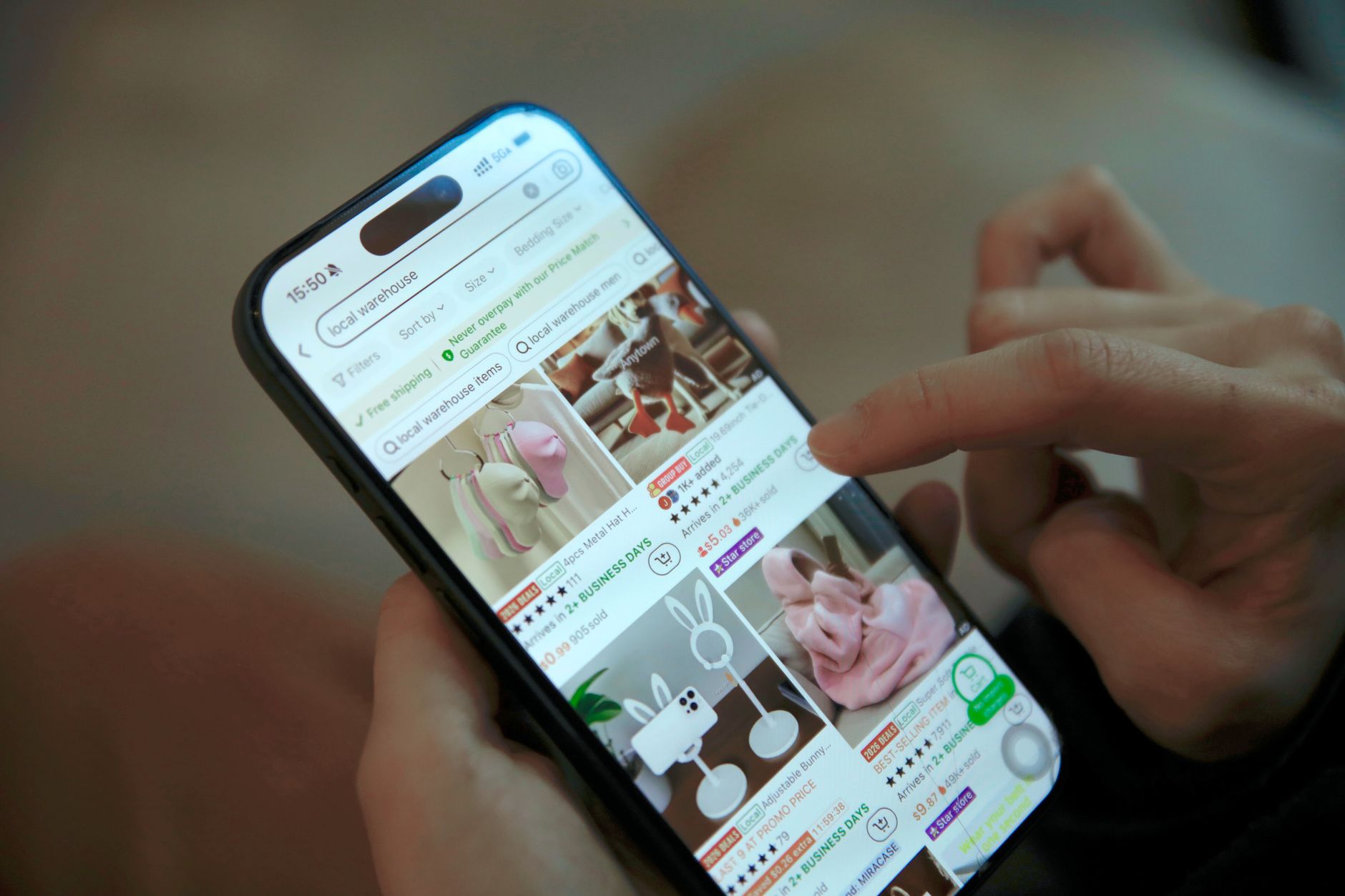 catalogo de produtos whatsapp api oficial capa em Catálogo de Produtos no WhatsApp API Oficial: Como Configurar e Vender Mais Catálogo de produtos no WhatsApp API Oficial exibido na tela do celular