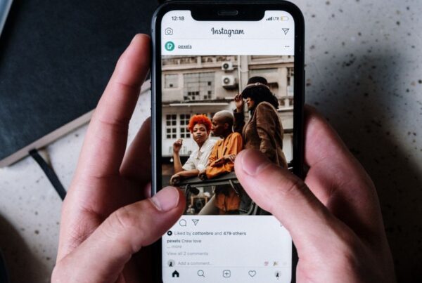 Pessoa usando o Instagram no smartphone representando o ChatGPT no Instagram com o Zappy