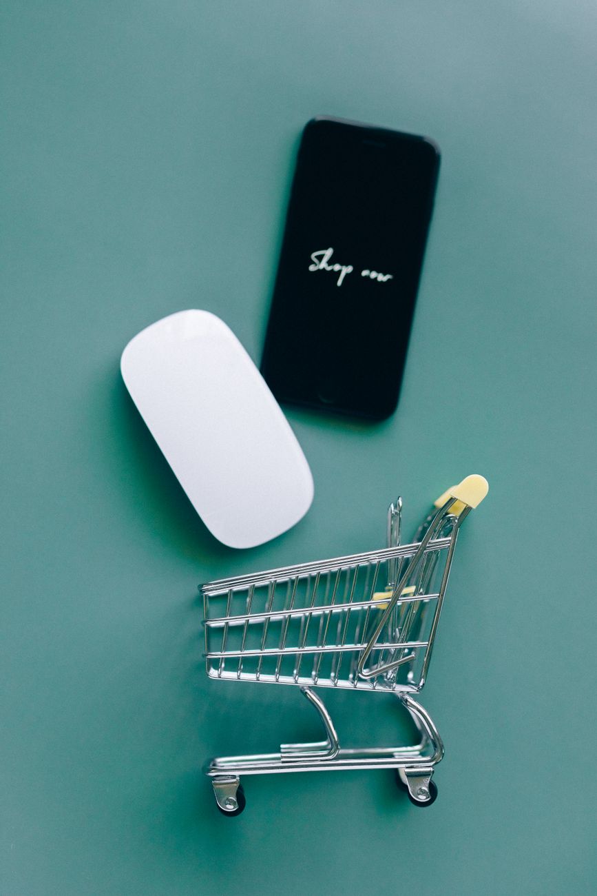 chatgpt para vendas whatsapp zappy em ChatGPT para Vendas no WhatsApp com o Zappy Carrinho de compras e smartphone representando o ChatGPT para vendas no WhatsApp