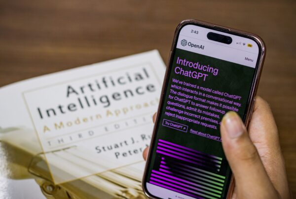 ChatGPT no WhatsApp e Instagram exibido na tela de um smartphone