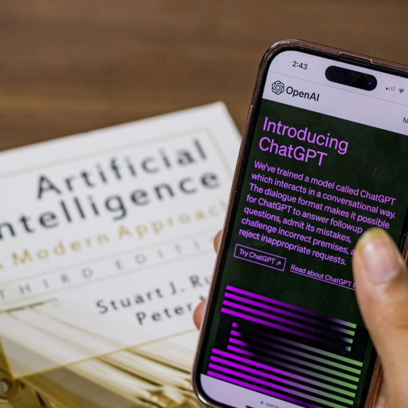 ChatGPT no WhatsApp e Instagram exibido na tela de um smartphone