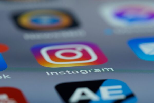 Ícone do Instagram em destaque representando o Claude no Instagram