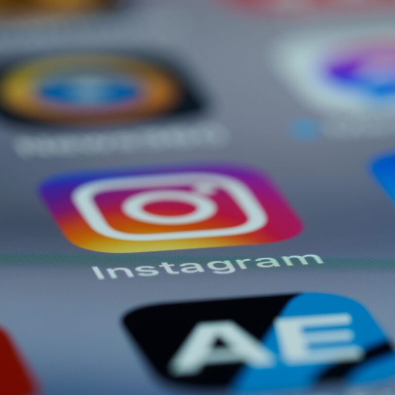 Ícone do Instagram em destaque representando o Claude no Instagram