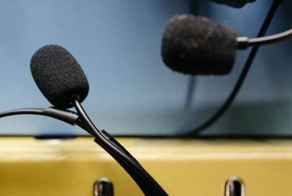 Headset de atendimento representando o Claude para suporte no WhatsApp