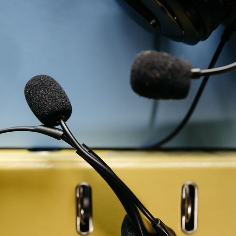 Headset de atendimento representando o Claude para suporte no WhatsApp