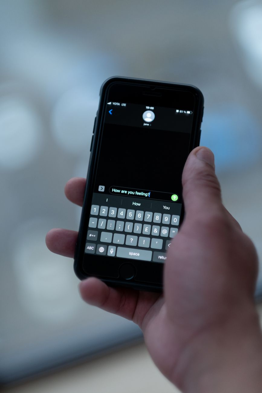 Pessoa consultando cobranças pelo WhatsApp no smartphone, tema do assistente financeiro Sem Parar